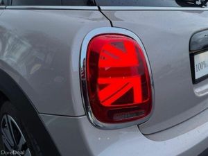 Mini Cooper 5-Door Cooper Exclusive - Image 4