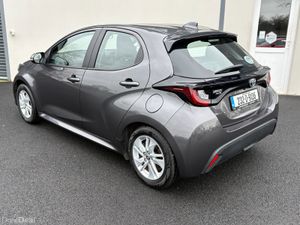 232 Toyota Yaris 1.5 Hybrid Luna - Image 3