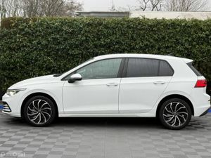 Volkswagen Golf 1.0 eTSI // APPLE CARPLAY/ANDROID - Image 3