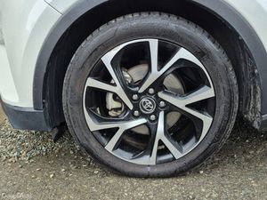 Toyota C-HR 1.8 Hybrid - Image 4