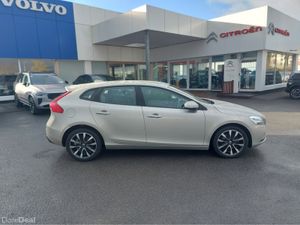 Volvo V40 D3 MOMENTUM ED 5DR - Image 2