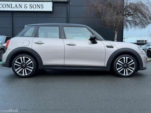 Mini Cooper 5-Door Cooper Exclusive - Image 2