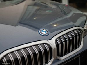 BMW 3-Series 330e M Sport - Image 4