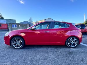 ALFA ROMEO 2015 Red - Image 4