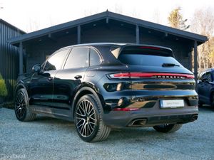 2024 Porsche Cayenne Hybrid, Sunroof, Bose, TowBar - Image 4