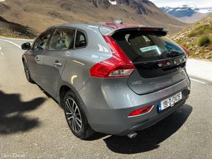 2019 Volvo V40 D3 (150hp) Momentum - Image 2