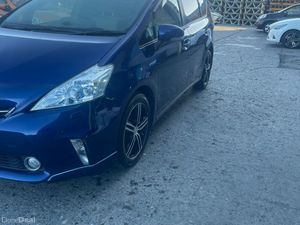 2012 Toyota Prius Hybrid Auto / 7 seater - Image 2