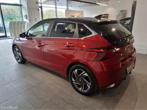 Hyundai i20 DELUXE 2 TONE ** Very Low kms ** - Image 3