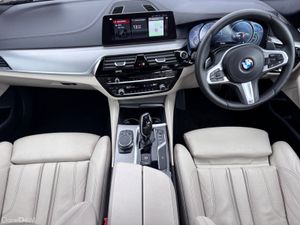 BMW 5 SERIES 520i M SPORT ESTATE AUTO // PETROL - Image 3