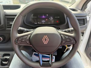 2025 RENAULT TRAFIC AUTO 9 SEATER - Image 4