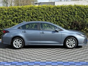 Toyota Corolla LUNA 1.8 HYBRID // APPLE CARPLAY/AN - Image 2