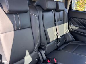 Mitsubishi Outlander 2017 hybrid - Image 4