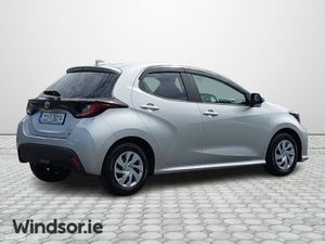 Toyota Yaris Hybrid - Image 2