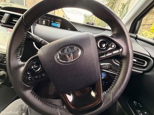 Toyota  Prius  2022 AUTOMATIC  hybrid - Image 3