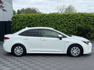 Toyota Corolla 1.8 HYBRID // ADAPTIVE CRUISE CONTR - Image 2