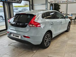 17 VOLVO V40 D2 MOMENTUM 2.0 DIESEL - Image 2