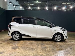 Toyota Sienta 1.5 HYBRID - G PACKAGE - CRUISE CONT - Image 3
