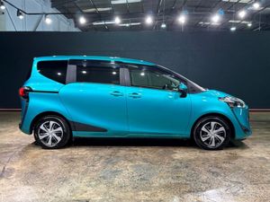 Toyota Sienta 1.5 HYBRID - 7 SEATER - PUSH BUTTON - Image 3