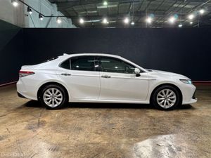Toyota Camry HYBRID 2.5 AUTOMATIC - FACTORY ALLOYS - Image 3