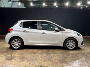 Peugeot 208 PURETECH 1.2 AUTOMATIC - REVERSE CAMER - Image 2