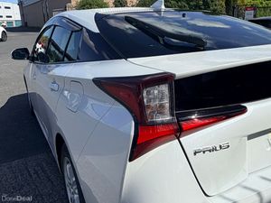 2022 Toyota Prius White - Image 4