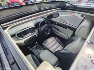KIA SORENTO 2.2 PLATINUM AUTO **SUNROOF +7 SEATS** - Image 2