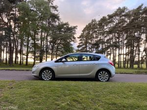 Opel Astra 2011 Diesel - Image 4