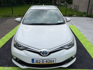 Toyota Auris 2016 Hybrid Leather Edition - Image 2