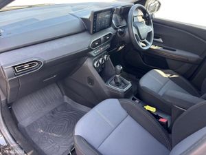 Dacia Jogger HEV 145 Extreme Auto - Image 4