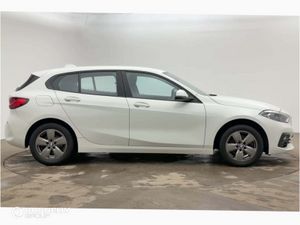 BMW 1 Series Hatchback SE - Image 4