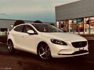 ❁ Volvo V40 ❁ D4 LUX SE Panoramic Roof ❁ Low KM ❁ - Image 4