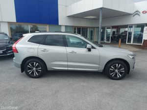 Volvo XC60 B4 MOMENTUM 5DR AUTO - Image 2