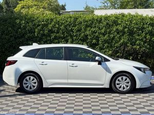 Toyota Corolla TOURING 1.8 HYBRID // REVERSE CAMER - Image 2