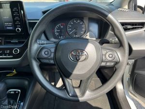 Toyota Corolla TOURING 1.8 HYBRID // REVERSE CAMER - Image 4