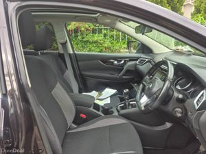 Nissan Qashqai 2018 1.2 petrol manual - Image 4
