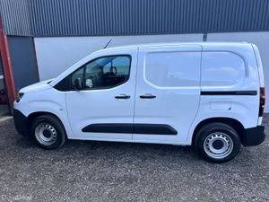 2023 Citroen Berlingo - Air conditioning / 105km - Image 4