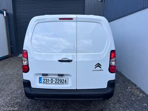 2023 Citroen Berlingo - Air conditioning / 105km - Image 2