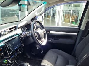 Toyota Hilux 2.8 SR5  AUTO - Image 3