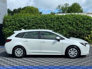 Toyota Corolla TOURING 1.8 HYBRID // REVERSE CAMER - Image 2