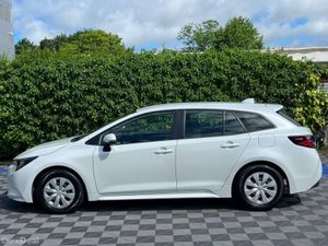 Toyota Corolla TOURING 1.8 HYBRID // REVERSE CAMER - Image 3