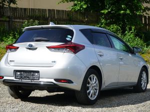 2016 Toyota Auris Hybrid - Image 3