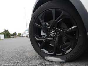 TOYOTA CHR 2019 WHITE HYBRID - Image 4