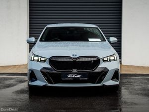 BMW i5 EDRIVE40 M SPORT - Image 2