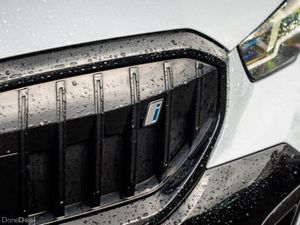 BMW i5 EDRIVE40 M SPORT - Image 3