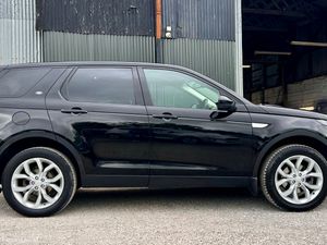 Land Rover Discovery 2018 7 seater automatic - Image 3