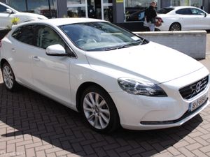 2016 VOLVO V40 T3 R-DESIGN 1.5 5DR AUTO ESTATE - Image 2