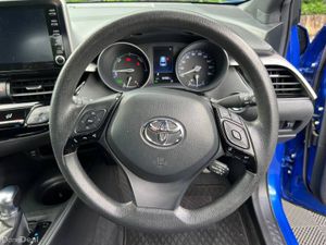 Toyota C-HR 1.8 HYBRID AUTO // ADAPTIVE CRUISE CON - Image 4