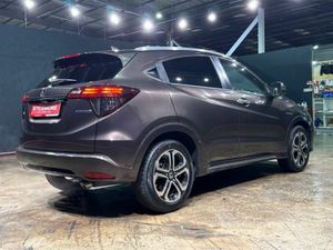 Honda Vezel 1.5 HYBRID SUV - BROWN LEATHER INTERIO - Image 4