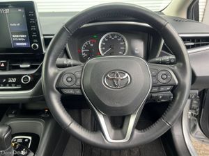 Toyota Corolla 1.8 HYBRID // HEATED SEATS // REVER - Image 4