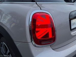 Mini Cooper 5-Door Cooper Exclusive - Image 4